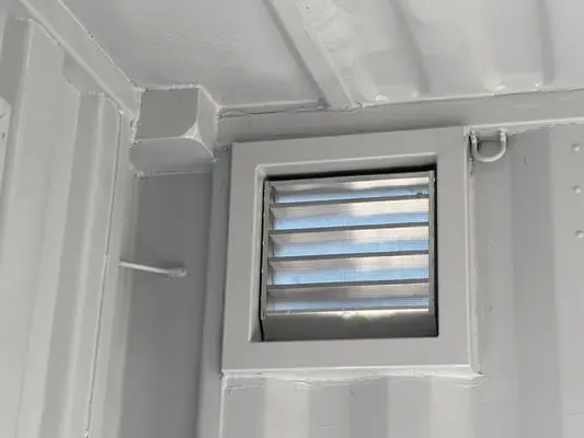 Container with louver vent interior